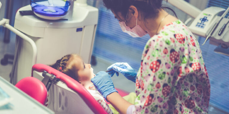 Quando levar o bebê ao dentista pela primeira vez?